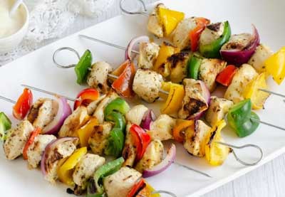 Brochetas de pollo con verduras