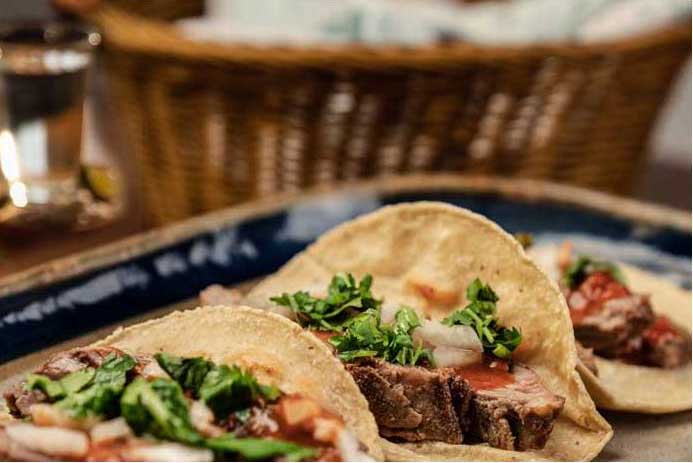 Celebremos juntos este día con la combinación perfecta de tequila y tacos